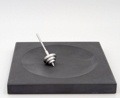 GU115 - Aluminum spinning top with slate top plate