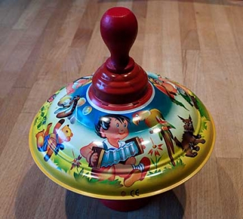 WP639009OT - Humming top making music children Without sound or with very soft sound.