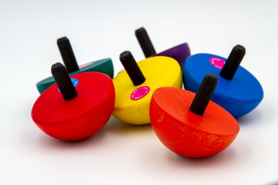 BD82 - Childrens spinning top - coloured