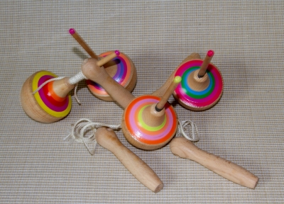 CS166 - used string spinning tops / two-hand spinning tops
