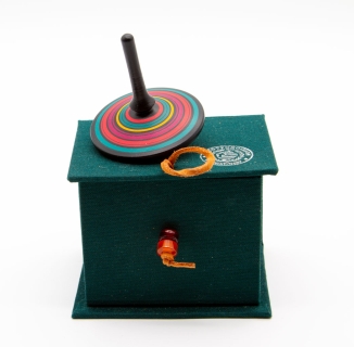 KM1043 - Spinning top in box