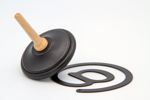 KV154 - Magnetic spinning top wood w. @