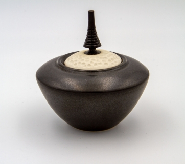 HKD05 - Ceramic box with porcelain spinning top