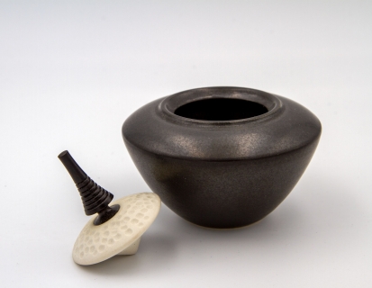 HKD05 - Ceramic box with porcelain spinning top
