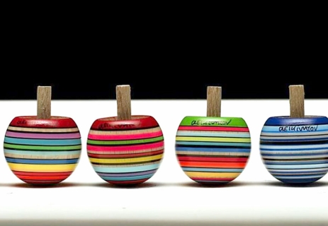 KM1004 - Box mit Stehauf-/Wende-/Umkehr-Kreisel Multicolor