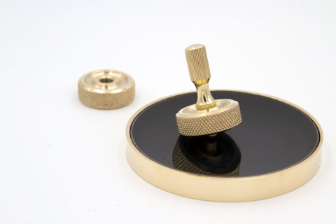 CS316 - Long spinning top with base and glass lens