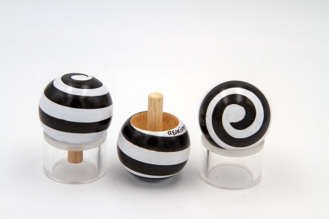 KM1003_2 – stand-up/turn/reverse spinning top black&white
