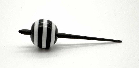 B911 - Little black/white bead spinner